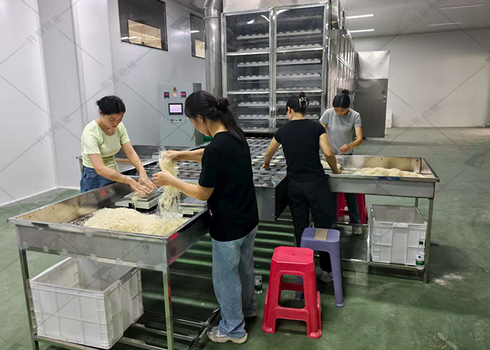 泌阳县引入sthpzx 1.5 吨方便粉丝生产线,设备试机工作启动 泌阳县引入sthpzx 1.5 吨方便粉丝生产线,设备试机工作启动